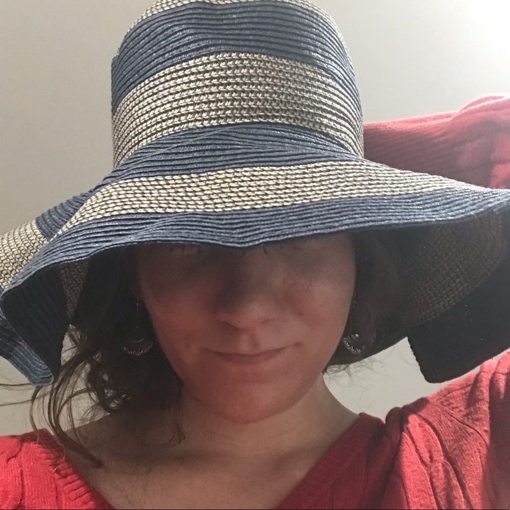 Floppy hat!